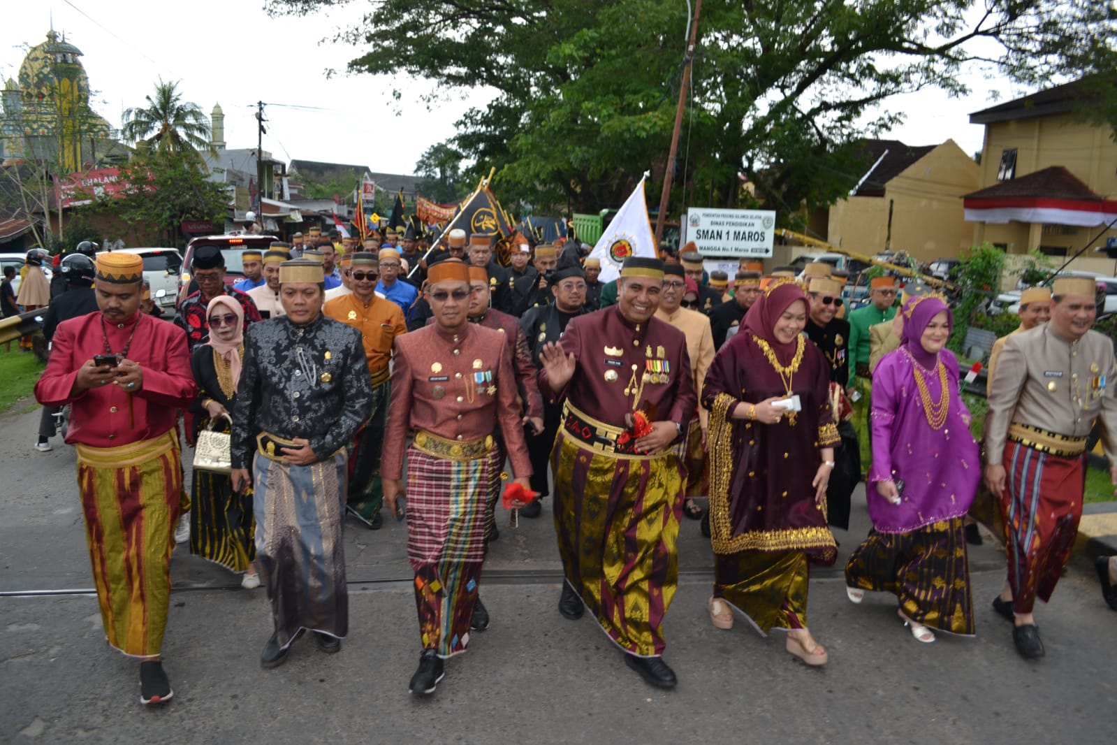 Ribuan Warga Tumpah Ruah di Kirab Budaya Maros