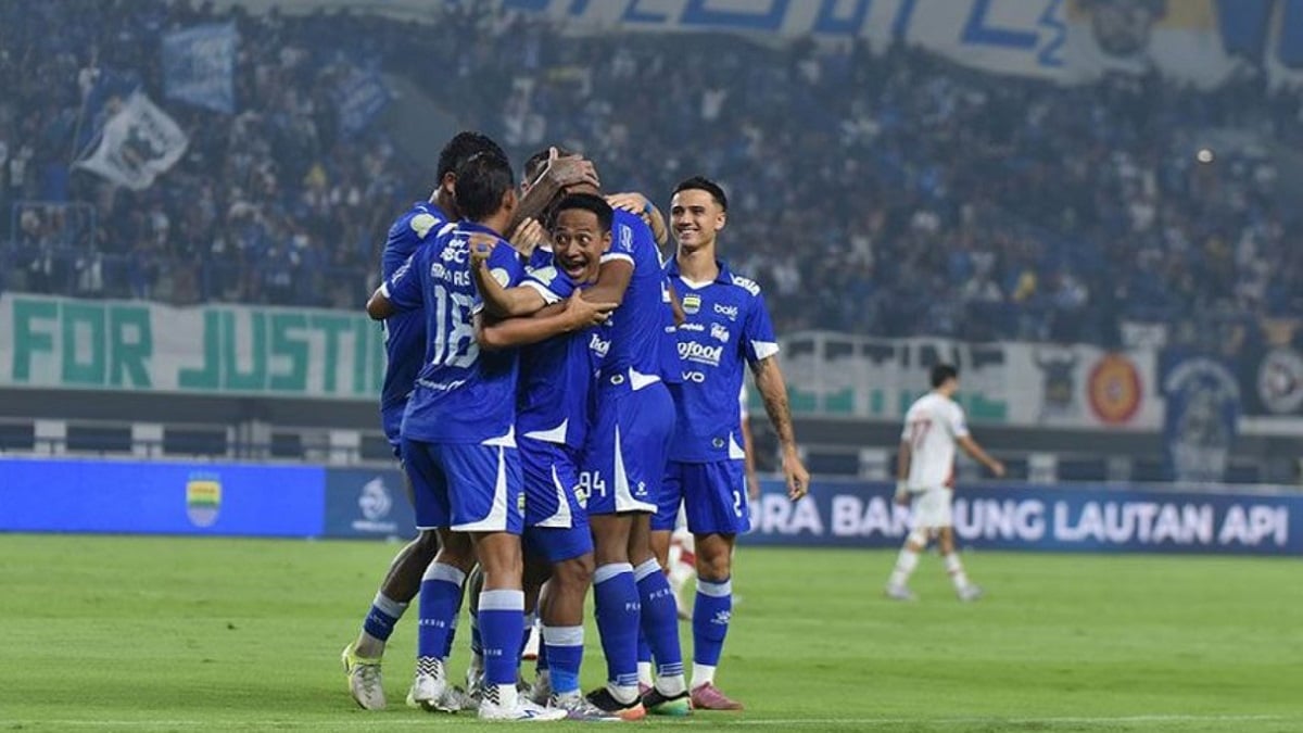 Tampil di Depan Penggemar, Persib Bandung Permalukan Persis Solo, Kini Naik di Peringkat Lima