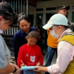 Relawan Tzu Chi Agung Sedayu Group Datangi Rumah Warga, Bagikan Kupon Beras Cinta Kasih