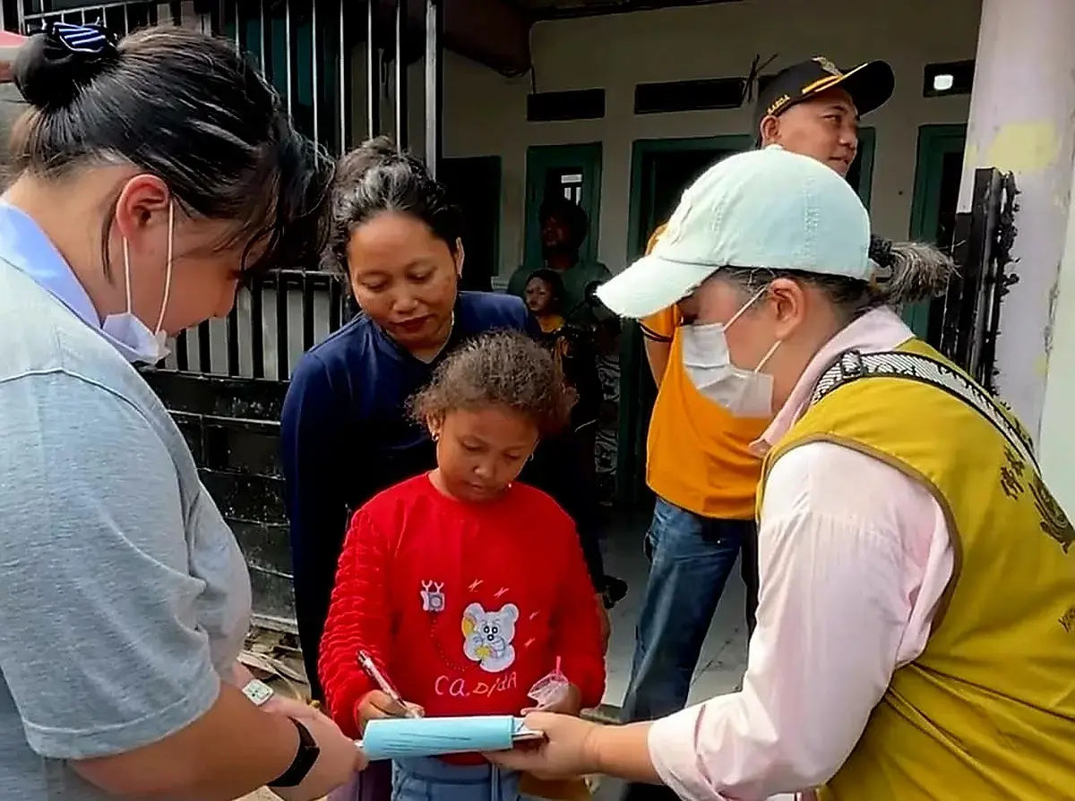 Relawan Tzu Chi Agung Sedayu Group Datangi Rumah Warga, Bagikan Kupon Beras Cinta Kasih